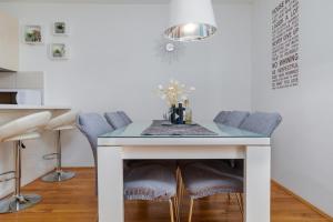 Apartments with parking space Makarska - 24301