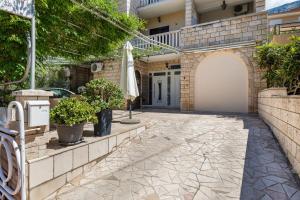 Apartments with parking space Makarska - 24562