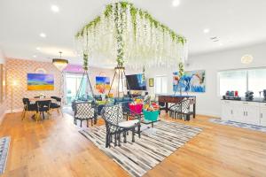 G - Luxe NoHo Oasis 15m to Universal - FIFA World Cup SoFi - Large Backyard - Games - Parking