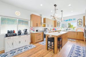 G- Luxe NoHo Family Home near Universal 15m and Hollywood 10m