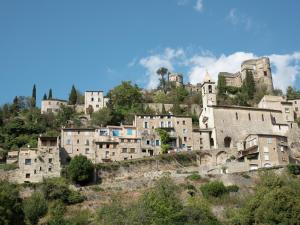 A beautiful 2 persons studio in a chateau with swimming pool