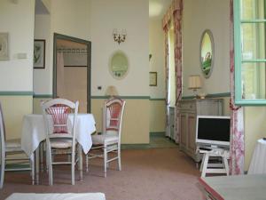 Appartements A beautiful 2 persons studio in a chateau with swimming pool : photos des chambres