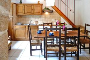 Maisons de vacances Charming stone house with shared pool, Chambonas : photos des chambres