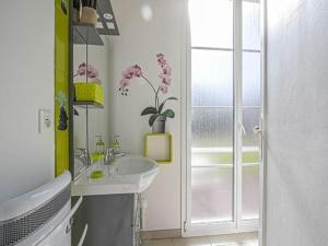 Maisons de vacances Spacious holiday home in Aure sur Mer with garden : photos des chambres