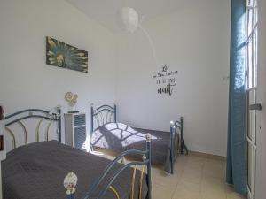 Maisons de vacances Spacious holiday home in Aure sur Mer with garden : photos des chambres