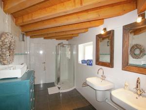 Maisons de vacances Very nice cottage with studio on a domain with heated pool : photos des chambres
