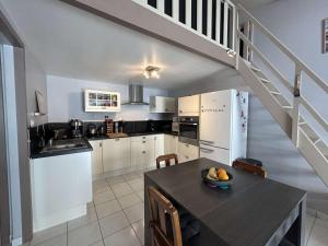 Maison confortable à 300m de locéan avec terrasse et parking privatif - FR-1-224C-353