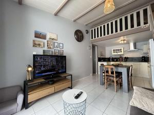 Maison confortable à 300m de locéan avec terrasse et parking privatif - FR-1-224C-353