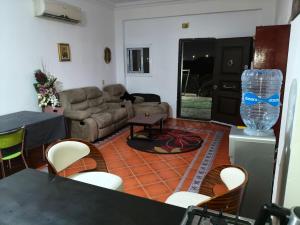 Private entrance close toservices