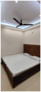 HOTEL S-W-A-S-T-I-K Near Kashi Vishwanath Temple - Offers Budget Rooms With Wi-fi Facility Room Service !Free Parking!Prime Location - Best Selling In Varanasi