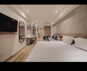 NEW Loft 38 mt in Laureles, AC, Internet, Jacuzzis, 1 Queen Bed & 1 sofabed