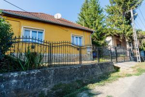 Sárga ház a Kék úton - Becske