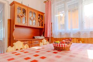 Sárga ház a Kék úton - Becske