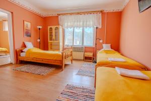 Sárga ház a Kék úton - Becske