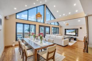 Luxurious waterfront cottage