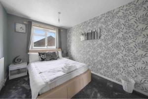 5 Bed House - Sleeps 10 - Garden - Parking - Wifi