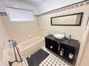 시드니 Queen Room in Two Story House with Swimming Pool - SW3 싱글룸 스위트룸