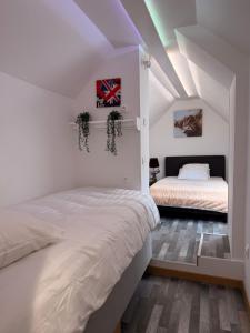 Maisons de vacances La grange en pierre - chic & piscine privee : photos des chambres