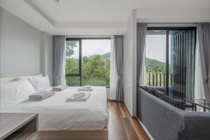 C207 Rooftop Pool & King Bed, Walk to Surin Beach