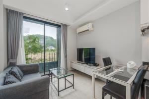 C207 Rooftop Pool & King Bed, Walk to Surin Beach