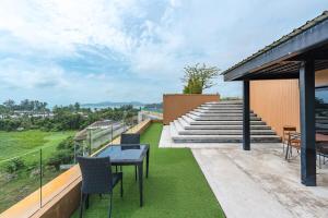 C207 Rooftop Pool & King Bed, Walk to Surin Beach