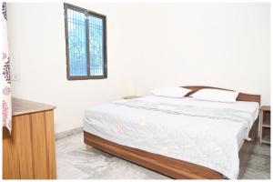 HOTEL MAHA-MAYA Near Sarnath Buddhist Temple- Provided Rooms With Wi-fi Facility - Parking & Room Service Available - A Budget Guest House In Varanasi