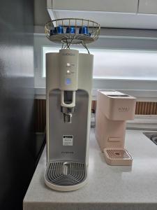 8 minutes away from Chungmuro Station, Breakfast provided for more than 5 nights, hill location