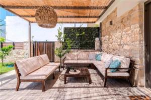 Villa Olympia, 7 BR, for up to 22 persons, 400 meters from the long sandy beach