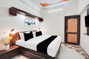 HOTEL O 4 SQUARE A LUXURY ROOMS NEAR RDC MAIN MARKET