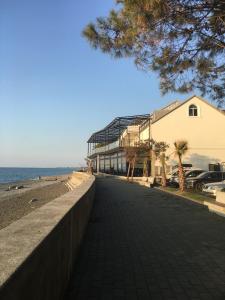 Magnificent apartment right on the shore