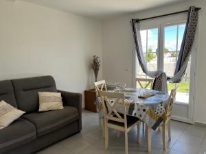 Maisons de vacances Maison proche du pont de l ile d Oleron : photos des chambres