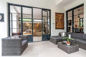 Magical Villa with Secluded Garden - Beach, Port & Centre