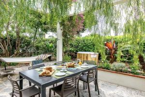 Magical Villa with Secluded Garden - Beach, Port & Centre