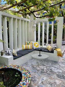 Magical Villa with Secluded Garden - Beach, Port & Centre