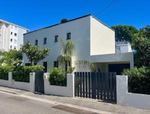 Magical Villa with Secluded Garden - Beach, Port & Centre