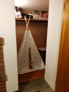 Cozy apt in 50s villa 10 min tram ride to city