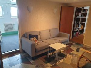 Cozy apt in 50s villa 10 min tram ride to city