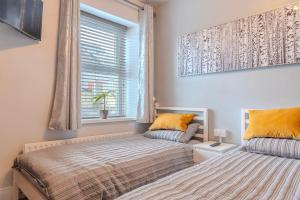 Cozy Home at Ebrington Square