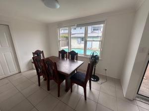 Cosy Queen Room with Balcony Access and Pool - SW6