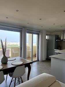 Leas cozy nest with a sea-mountain view