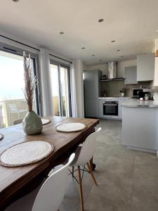 Leas cozy nest with a sea-mountain view