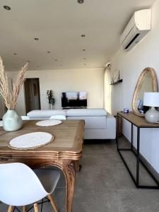 Leas cozy nest with a sea-mountain view