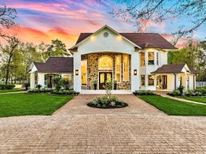 The LUX at West Event & Stay, Pool, Golf & Pickle