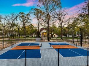 The LUX at West Event & Stay, Pool, Golf & Pickle