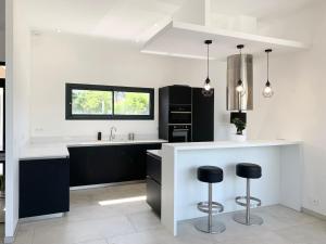 Villas Luxurious Architect-Designed Villa with Pool : photos des chambres
