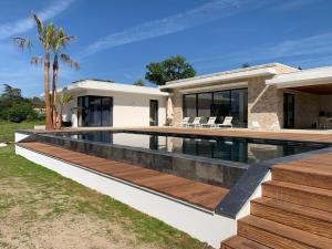 Villas Luxurious Architect-Designed Villa with Pool : photos des chambres