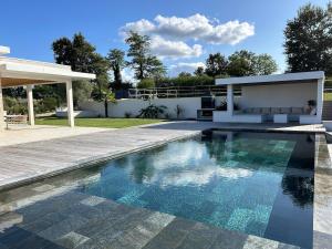 Villas Luxurious Architect-Designed Villa with Pool : photos des chambres