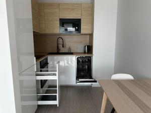 Amazing 1BR & 1LR Apartment very Central