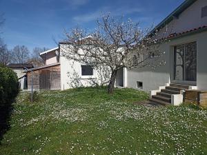 Paisible logement indépendant avec jardin et places de parking