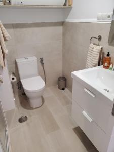 Sunny,1 bedroom apartment, comfortable twin beds, fast Wi-Fi